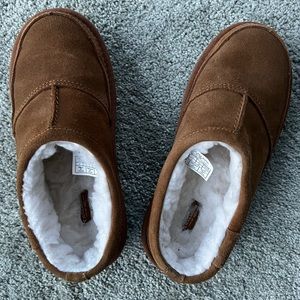 Koolaburra by UGG Unisex-Child Braidee Size Kids 3. Chestnut.
